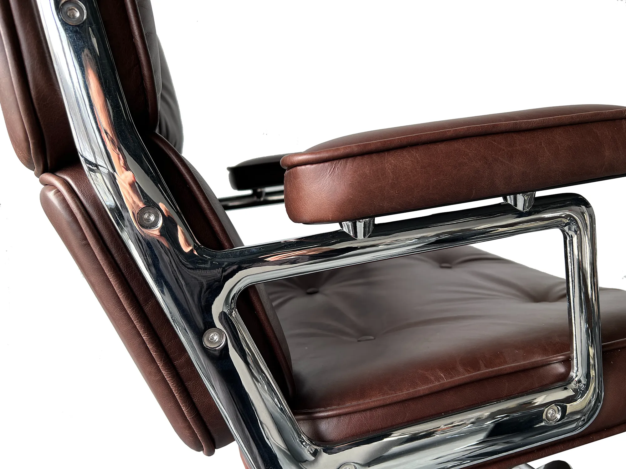 Эргономичное кресло Eames Lobby Chair ES104, состаренная коричневая кожа Premium EU Version